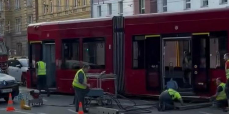 Tramvaj iskočio iz šina u Inzburku u Austriji: Saobraćaj u kolapsu