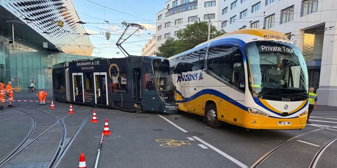 Švajcarska: Tramvaj iskočio iz šina nakon sudara sa autobusom, ima povređenih