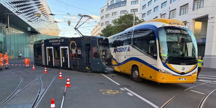 Švajcarska: Tramvaj iskočio iz šina nakon sudara sa autobusom, ima povređenih