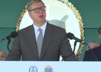 Vučić mladim oficirima: Vi ste snaga Srbije