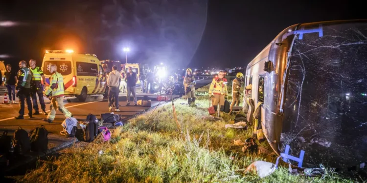Nesreća u Holandiji: Prevrnuo se autobus sa nemačkim đacima – 20 povređenih