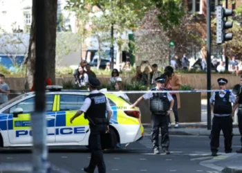 London: Žena makazama napala četvoricu muškaraca, policija blokirala ulicu