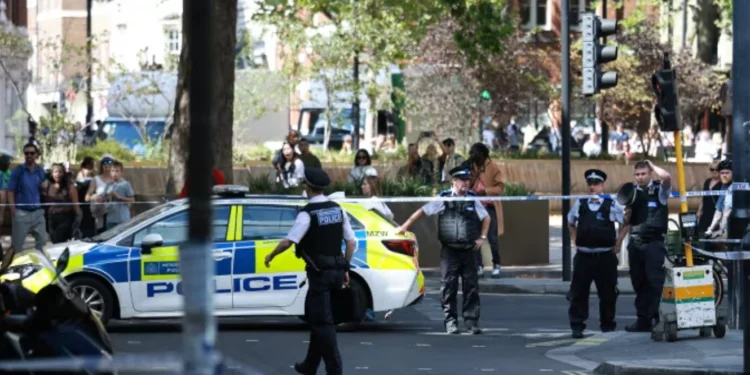 London: Žena makazama napala četvoricu muškaraca, policija blokirala ulicu