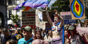 Cirih se oseti na urin posle parade: Čekaju kišu da spere grad