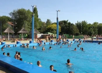 Plivanjem do boljeg sutra: Zrenjaninci uz ulaznicu od 200 dinara pomažu najugroženijima