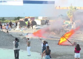 Haos u španskoj eksklavi: Demonstranti zapalili migrantsko naselje i sukobili se s policijom