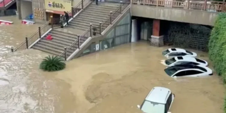 Obilne kiše pogodile Kinu: Deset mrtvih i 21.784 evakuisanih