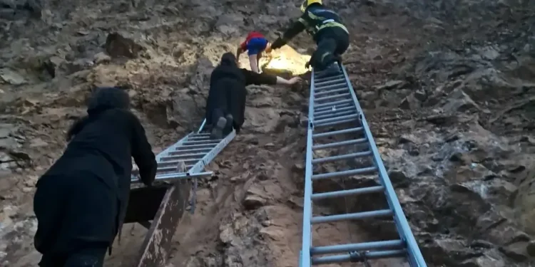 Herojska akcija u Ovčar Banji: Vatrogasci spasili dečaka sa litice visoke 15 metara