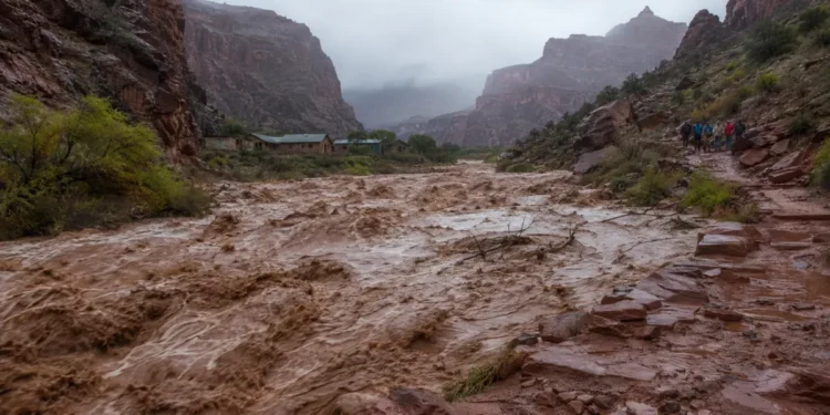 Drama u Velikom kanjonu: Poplave opkolile turiste, helikopteri spasavali više od 50 ljudi