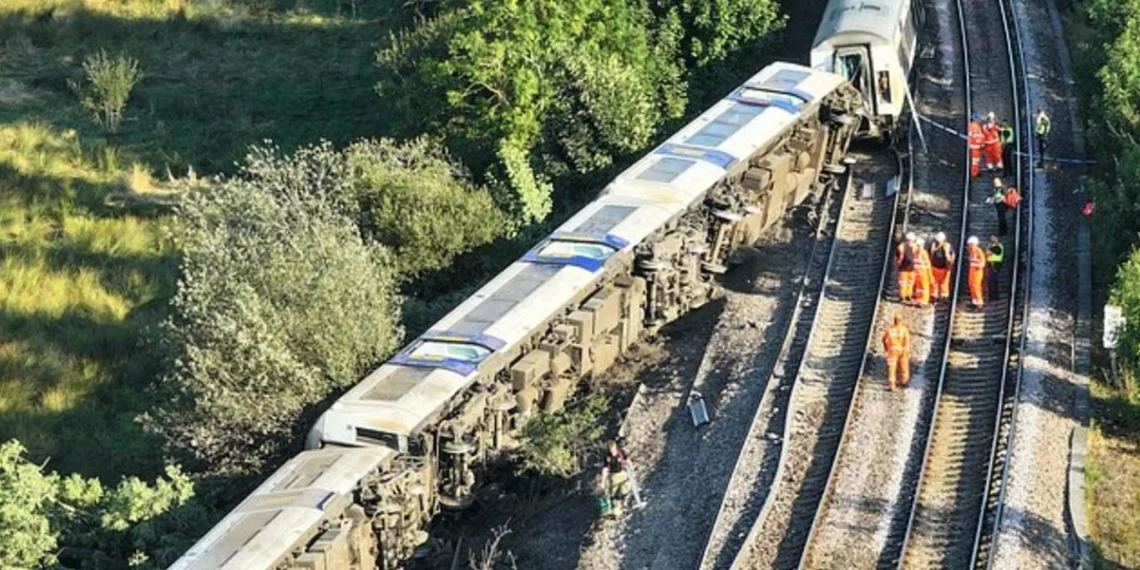 Voz iskočio iz šina u Engleskoj: Dvoje teško, još devet lakše povređeno