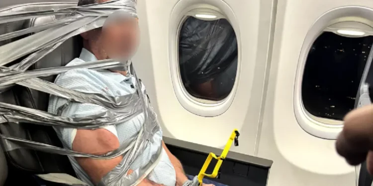 Drama na letu American Airlinesa: Putnik napao stjuarde, bivši policajac sprečio haos