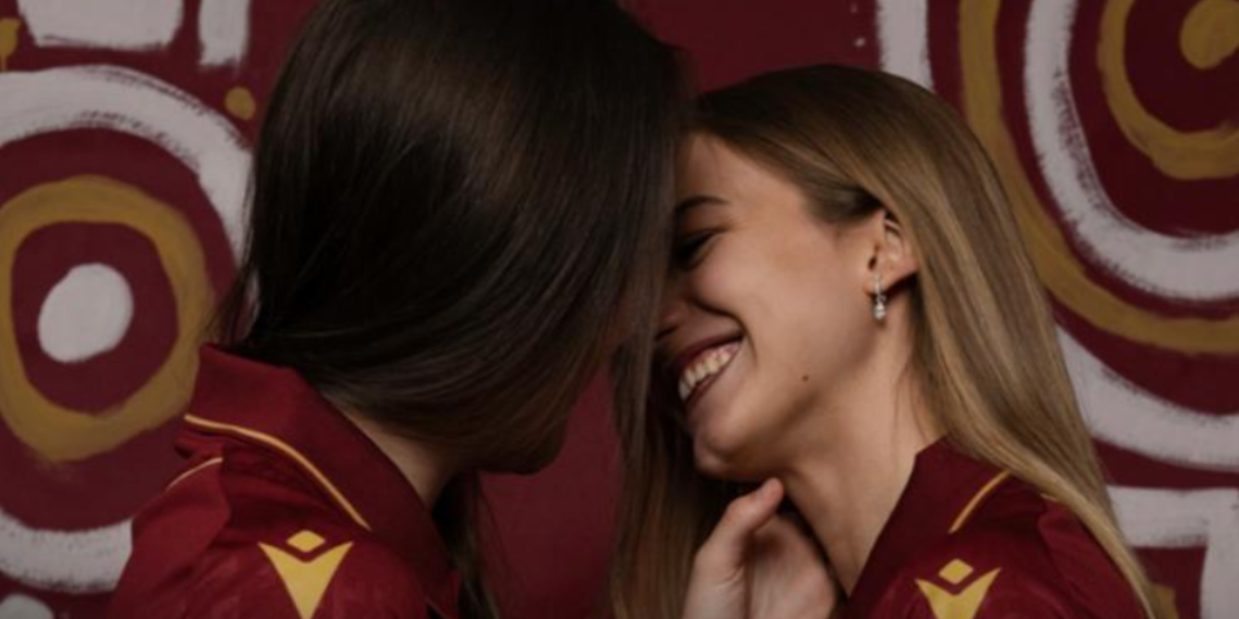 ,,FK Аustrija Beč“ izazvala buru: Dve žene koje se ljube u dresu kluba obišle svet