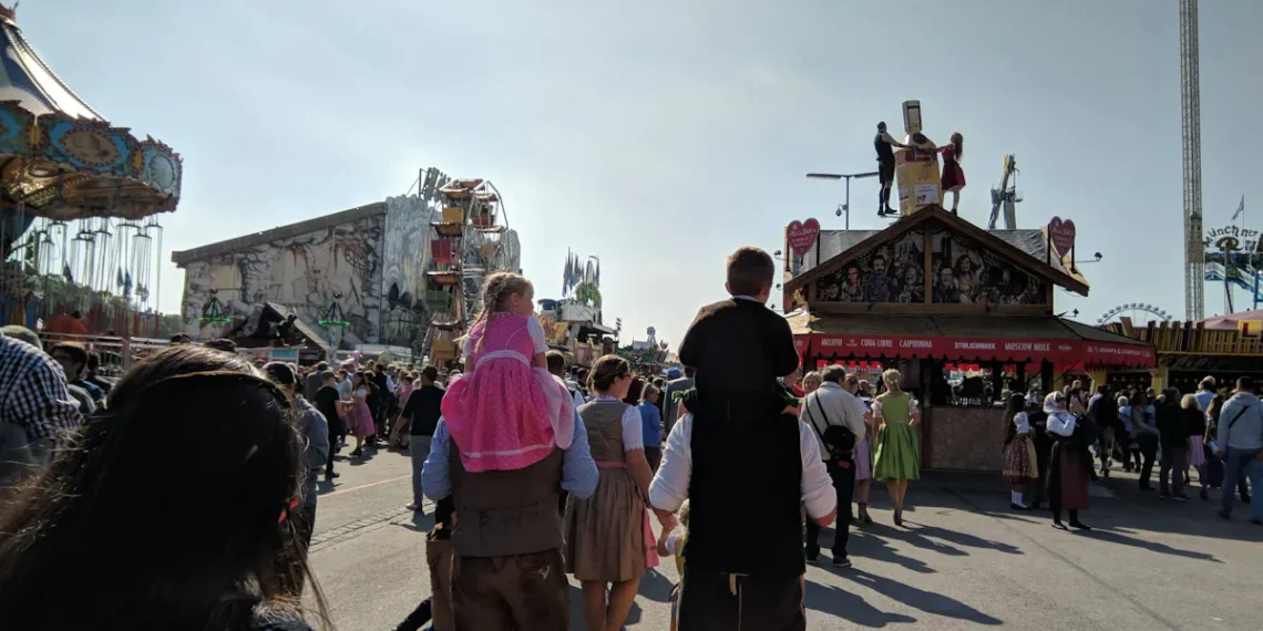 Posetioci Oktoberfesta u Minhenu