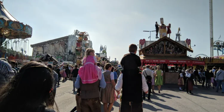 Posetioci Oktoberfesta u Minhenu