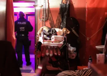 Nemački policajac tokom kontrole objekta