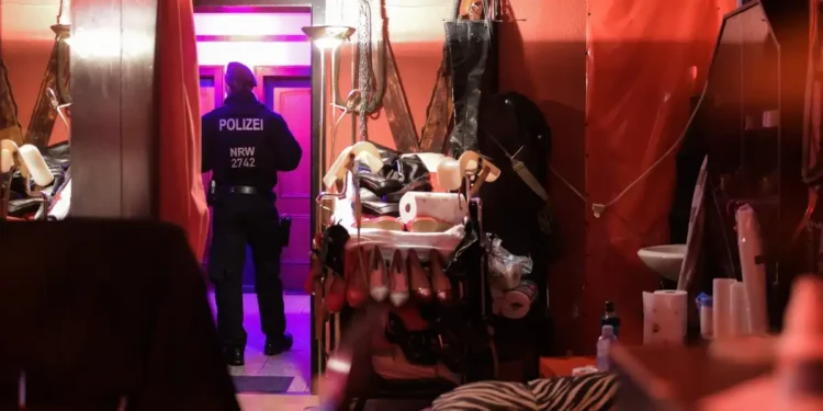 Nemački policajac tokom kontrole objekta