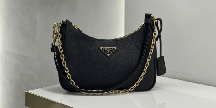 Kruna na Prada torbi nije samo ukras: Priča iza kraljevskog pečata