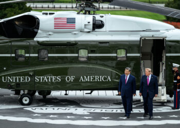 Donald Tramp i Si Đinping razgovaraju pored helikoptera Marine One u Beloj kući 24. septembra 2026.
