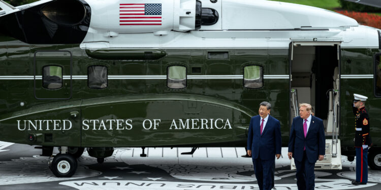 Donald Tramp i Si Đinping razgovaraju pored helikoptera Marine One u Beloj kući 24. septembra 2026.