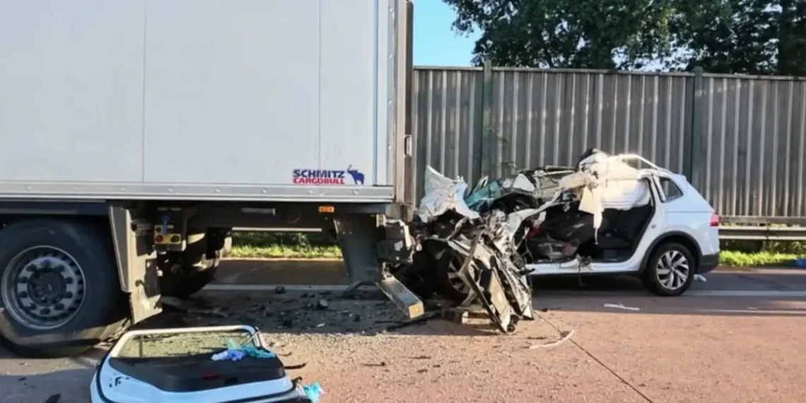 Uništen automobil posle smrtonosne nesreće na auto-putu A1 kod Bremena