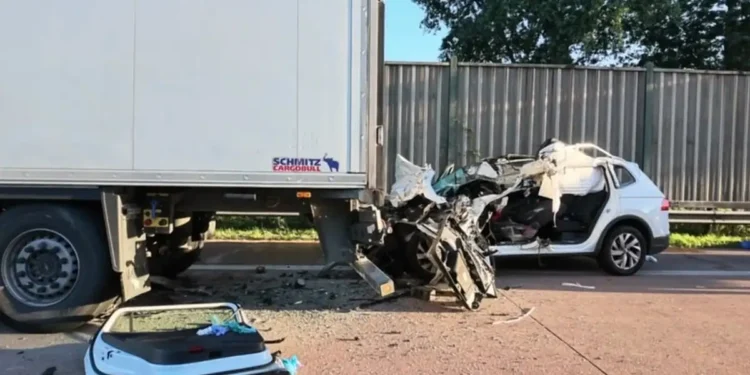 Uništen automobil posle smrtonosne nesreće na auto-putu A1 kod Bremena