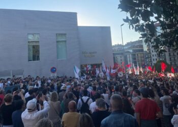 Policija razdvaja demonstrante i pristalice Voksa u Santjagu