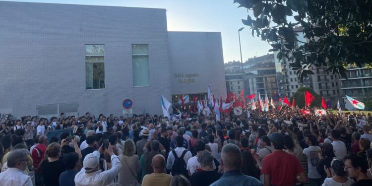 Policija razdvaja demonstrante i pristalice Voksa u Santjagu