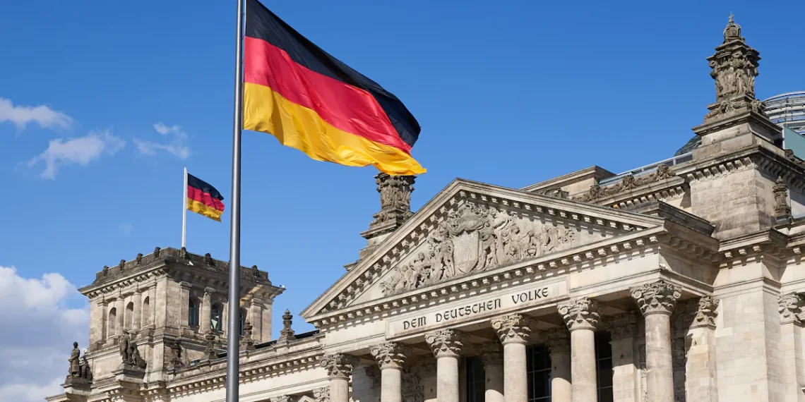 Nemačke zastave ispred Rajhstaga u Berlinu