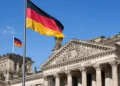 Nemačke zastave ispred Rajhstaga u Berlinu