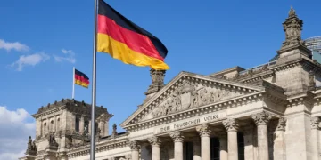 Nemačke zastave ispred Rajhstaga u Berlinu