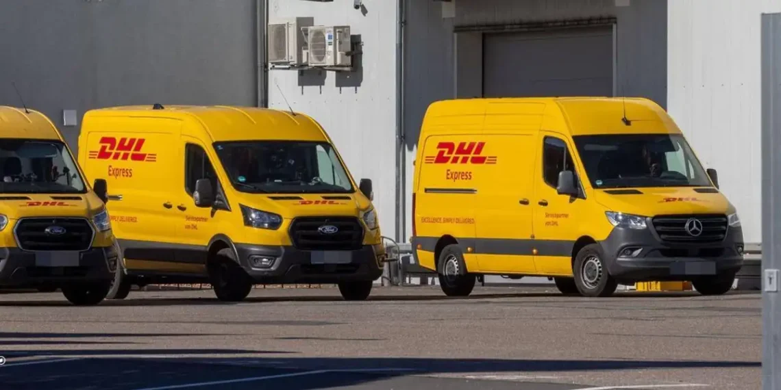 DHL vozila ispred distributivnog centra u Lajcenu