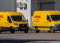 DHL vozila ispred distributivnog centra u Lajcenu