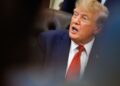 Donald Tramp odgovara na pitanja novinara u Beloj kući