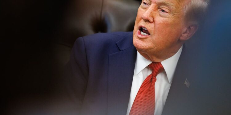 Donald Tramp odgovara na pitanja novinara u Beloj kući