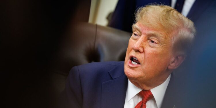 Donald Tramp odgovara na pitanja novinara u Beloj kući