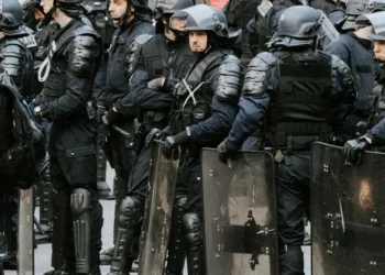 Pripadnici francuske interventne policije u zaštitnoj opremi