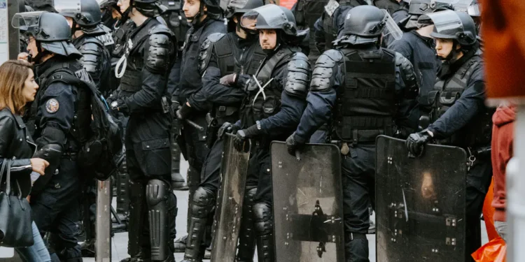Pripadnici francuske interventne policije u zaštitnoj opremi