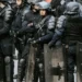 Pripadnici francuske interventne policije u zaštitnoj opremi
