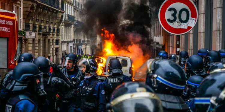 Francuska interventna policija na ulici – ilustracija