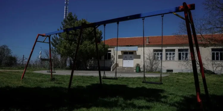 Prazno školsko dvorište u grčkom selu Ormenio