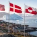 Zastave SAD, Grenlanda i Danske iznad naselja na Grenlandu