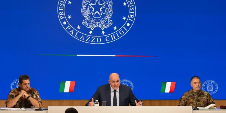 Italijanski ministar odbrane Gvido Krozeto na konferenciji za novinare