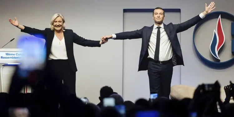 Marin Le Pen i Žordan Bardela na skupu