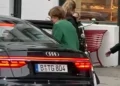 Angela Merkel pred pekarom sa službenom pratnjom