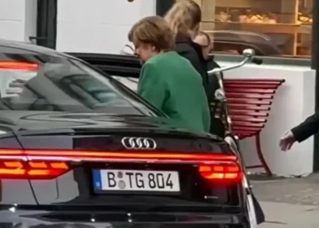 Angela Merkel pred pekarom sa službenom pratnjom