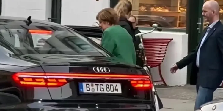 Angela Merkel pred pekarom sa službenom pratnjom