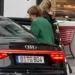 Angela Merkel pred pekarom sa službenom pratnjom
