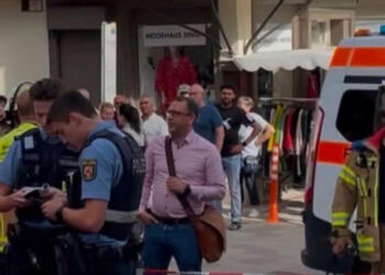 Horor u Nemačkoj: Sa prozora prosuo korozivnu tečnost na štand AfD-a, devetoro povređeno