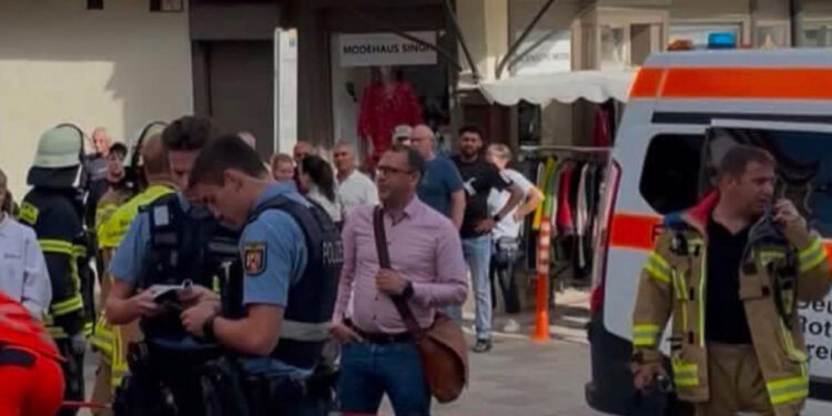 Horor u Nemačkoj: Sa prozora prosuo korozivnu tečnost na štand AfD-a, devetoro povređeno