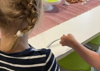 Devojčica sa pletenicama u vrtiću